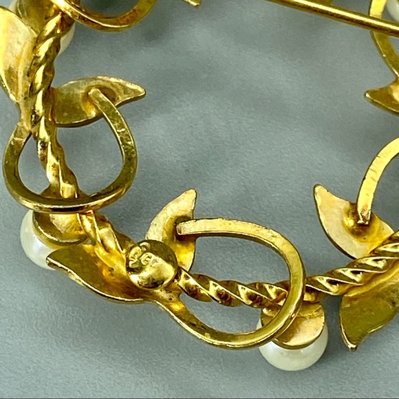 Vintage, Mid Century, Circle Brooch Pair AB & Pearls - Picture 14 of 16